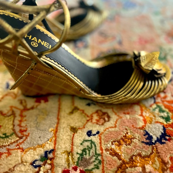 CHANEL Vintage wedge heel with magnolia flower size 40.5 - Picture 4 of 6